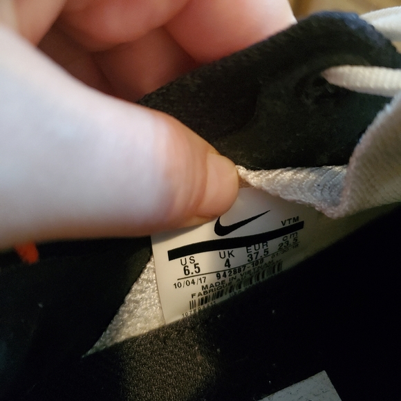 Womens Nike athletic shoe, size 6.5 - Picture 3 of 4